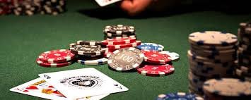 Dealer langsung di studio Lightning Baccarat jnetoto88 membagikan kartu kepada pemain